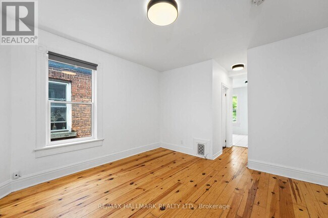 Photo du bâtiment - 261-261 Ossington Ave