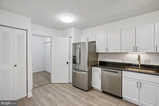 Foto del edificio - 3800 Powell Ln