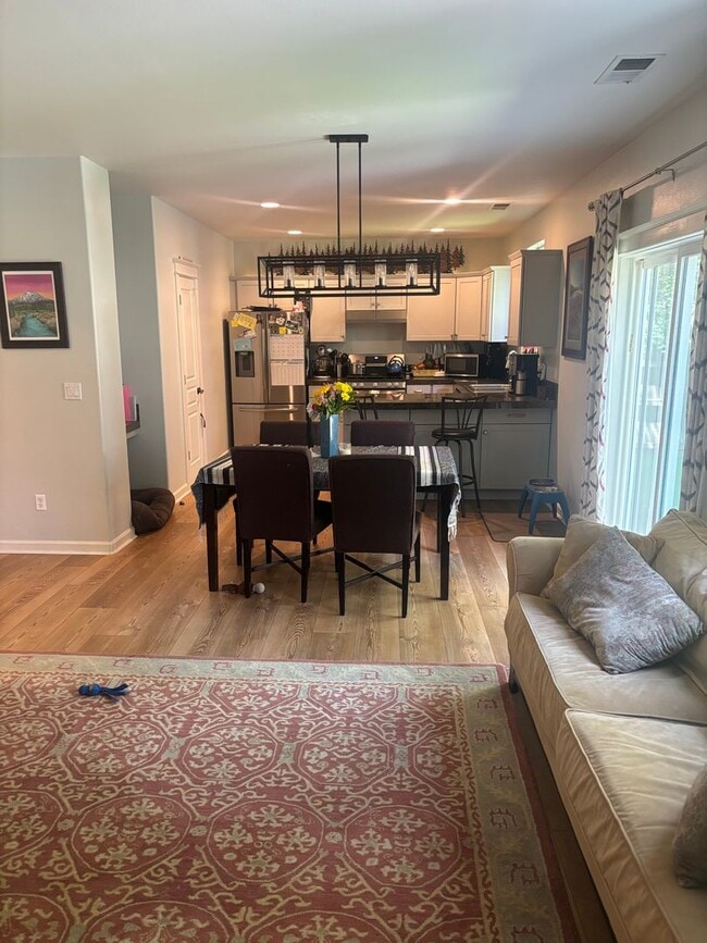 Building Photo - 3 Bedroom House with Large Bonus Room!