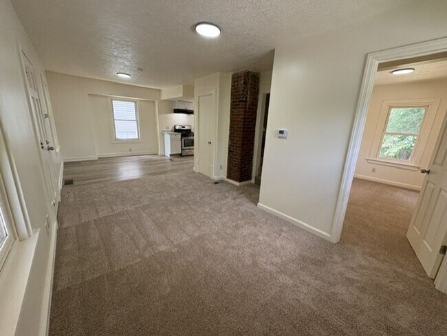 Foto del edificio - Freshly Updated 2 Bedroom Home with Bonus Room in North Hill