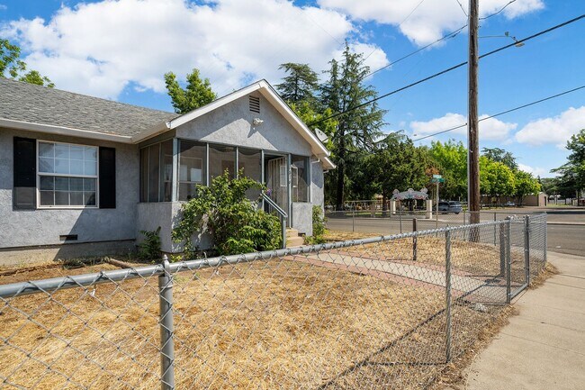 Building Photo - 2 Bed 1 Bath Home