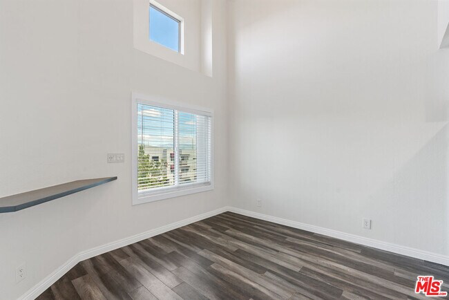 Building Photo - 16550 Vanowen St