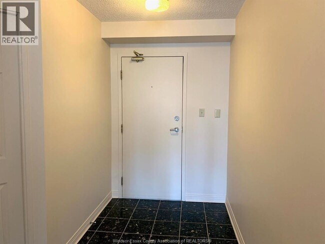 Photo du bâtiment - 75 Riverside Dr E