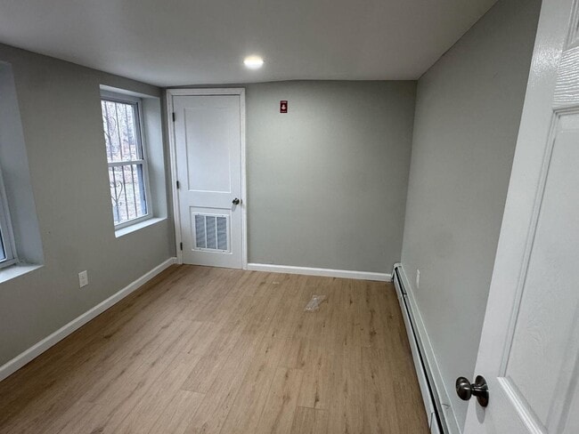 Building Photo - 163 Lander St