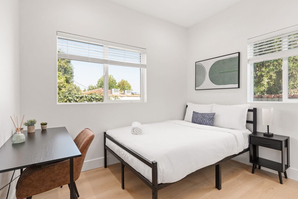 Foto principal - A 3 Bedroom apartment with ensuite bathrooms, common areas and a fully functional kitchen at 1736...