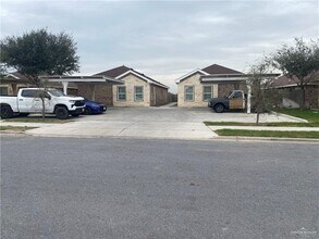 Building Photo - 11 Luz Divina St