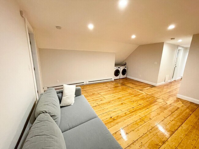 Foto del edificio - WOW!  HUGE, RENOVATED MISSION HILL 6 BED ON PARKER HILL AVE FOR 9/1