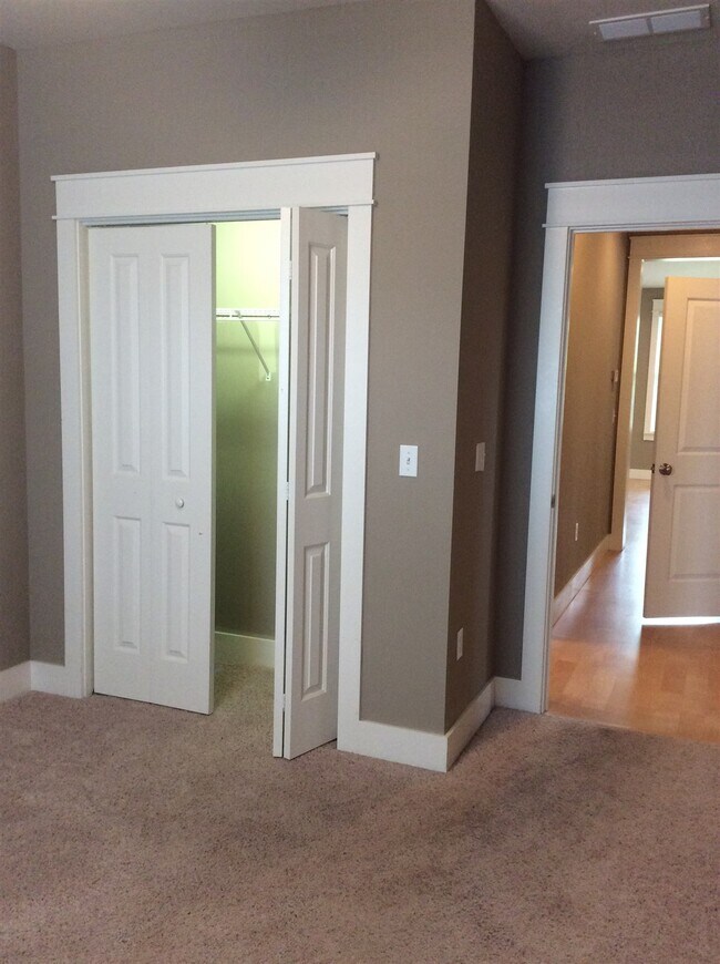 Foto del edificio - 421 E Hillside Dr