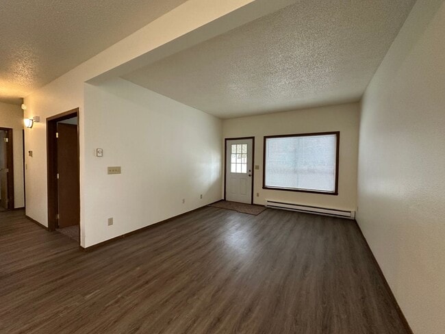 Building Photo - 3-Bedroom, 2-Bathroom Townhouse – Pet Friendly with Double Garage