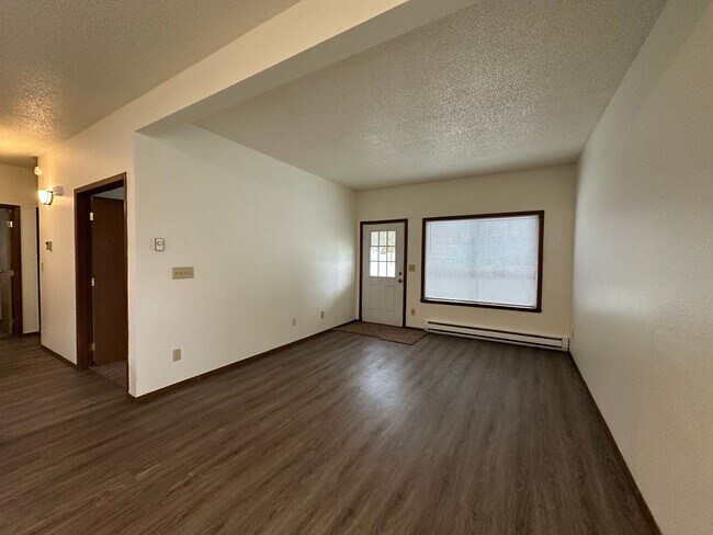 Foto del edificio - 3-Bedroom, 2-Bathroom Townhouse – Pet Friendly with Double Garage