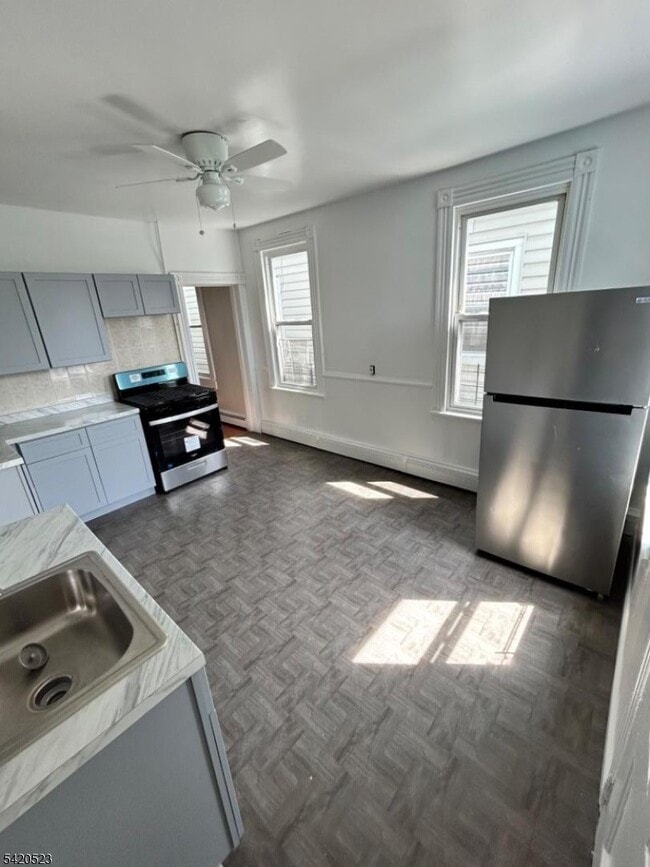 Building Photo - 222 Inslee Pl