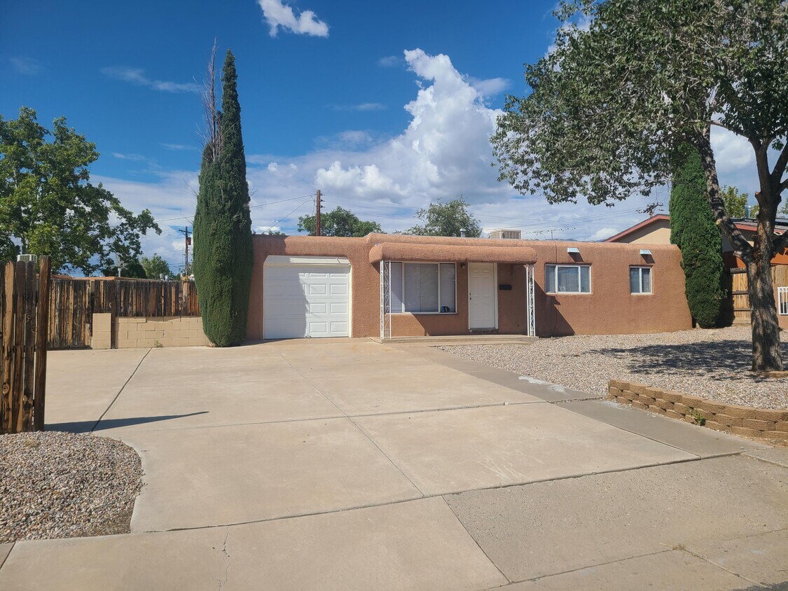 Primary Photo - 10213 Menaul Blvd NE