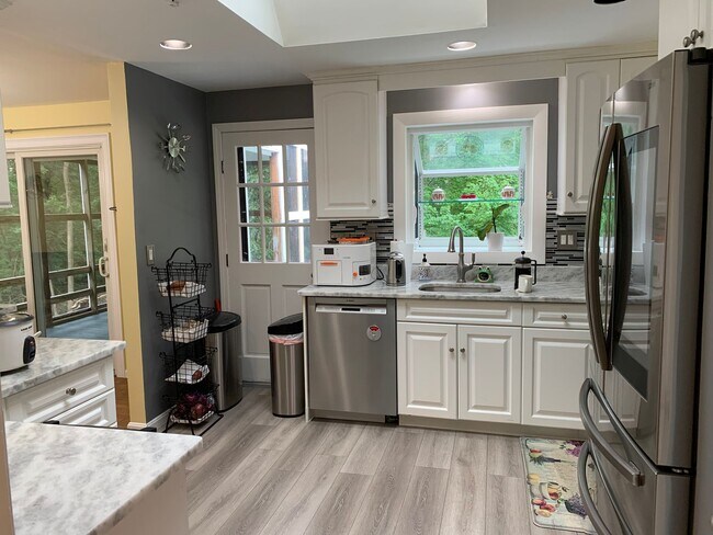 Kitchen with skylight - pic#1 - 15 Sherwood Cir House