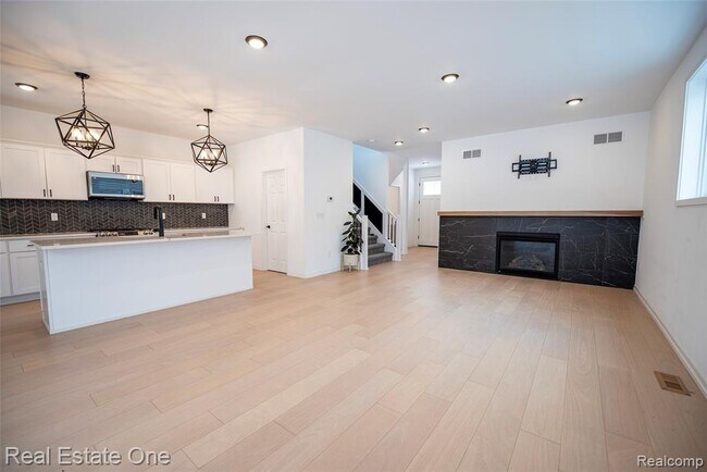 Building Photo - 3351 Cummings Ave