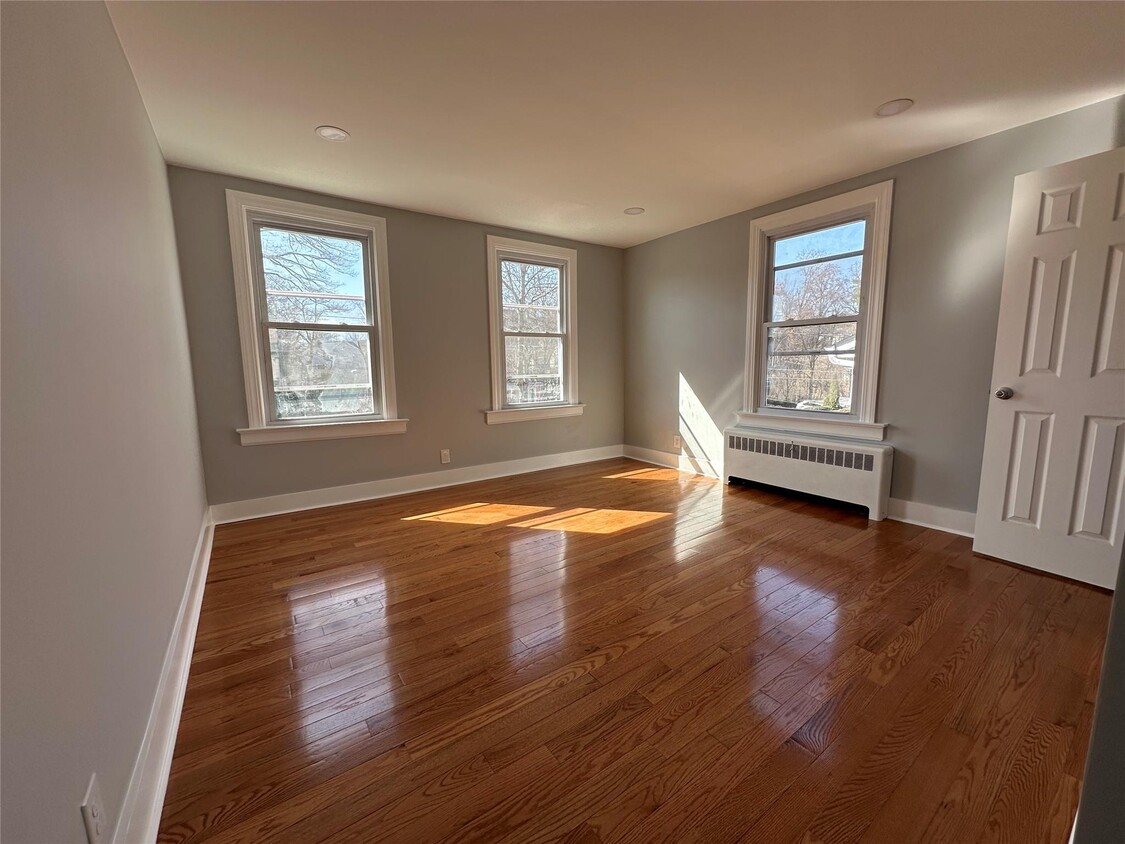 Primary Photo - 134 N Broadway