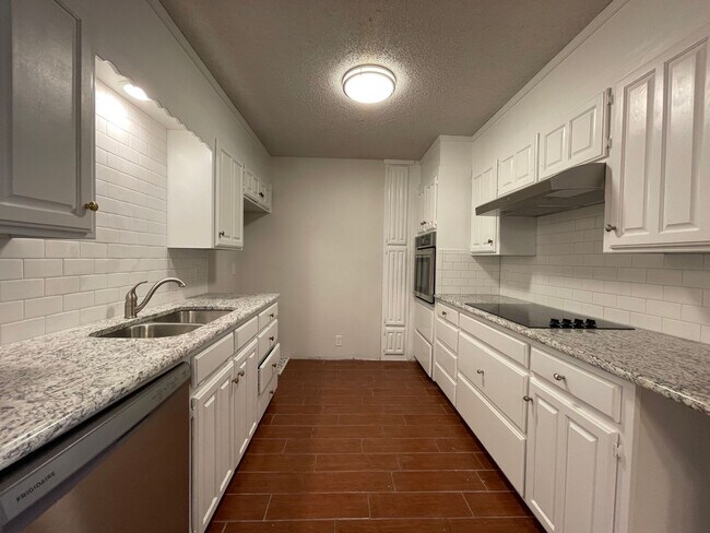 Foto del edificio - AVAILABLE NOW 2 BED 2 BATH TOWNHOME IN CLE...