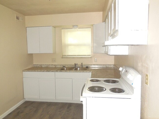 Building Photo - 1417 St Clair Ave