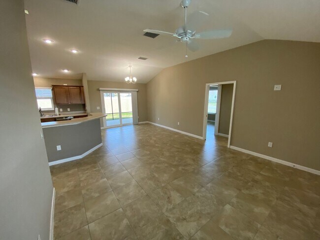 Building Photo - Beautiful Unfurnished 3 bed, 2 bath ANNUAL...