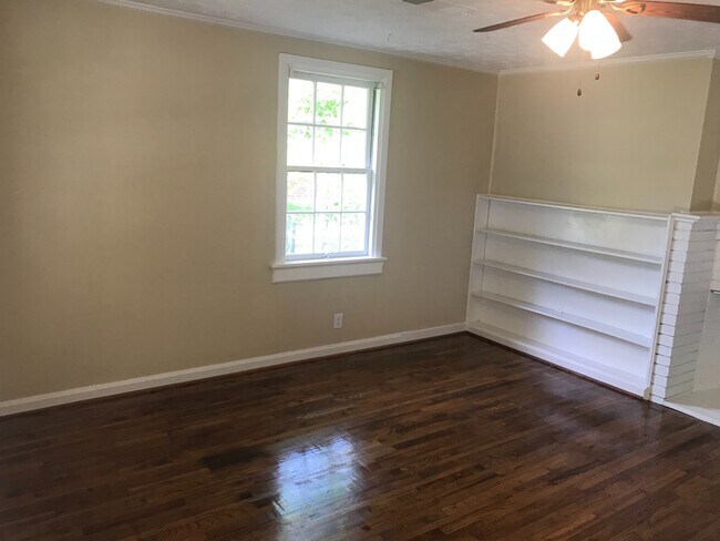 Building Photo - **ON HOLD**3 Bedroom / 1 Bathroom Home for...