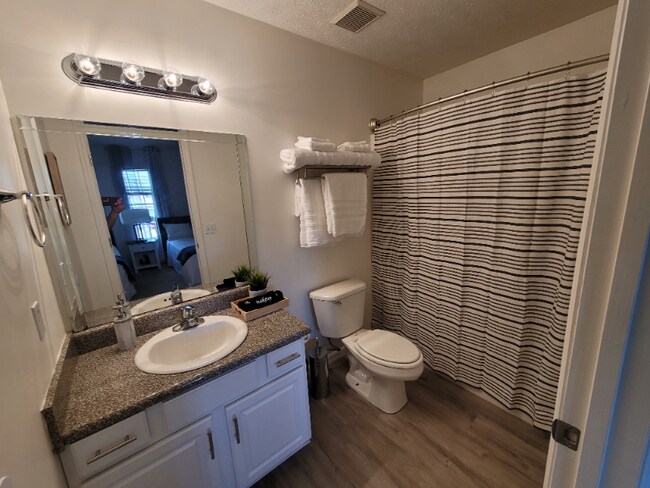 Foto del edificio - 6323 Causeway Rd