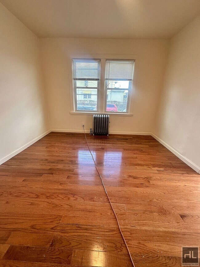 Foto del edificio - 3Bed/ 2Bath Jamaica, NY (Basement Included)