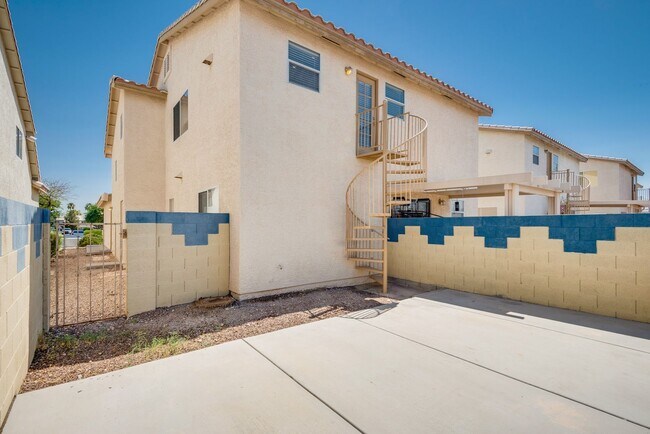 Foto del edificio - Beautiful 3 Bedroom, 2 Bathroom Townhouse w/ attached 1 Car Garage & Community Pool.
