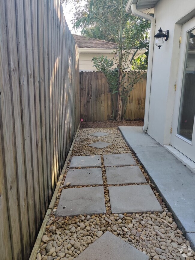 Building Photo - 3109 W Oakellar Ave