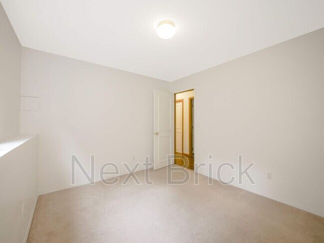 Building Photo - 2910 Larkspur Dr