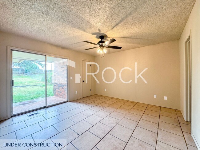Foto del edificio - 7024-26 Woodlake Duplex