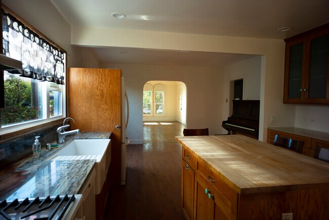 Kitchen - 3714 Barry Ave