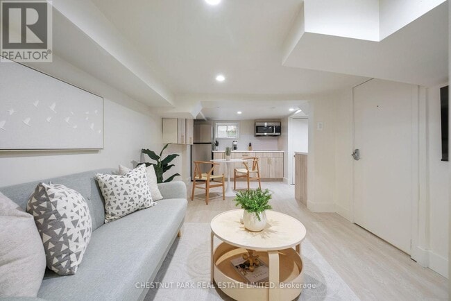 Photo du bâtiment - 76 Major MacKenzie Dr.