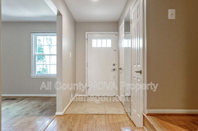 Building Photo - 6410 Seven Oaks Ct