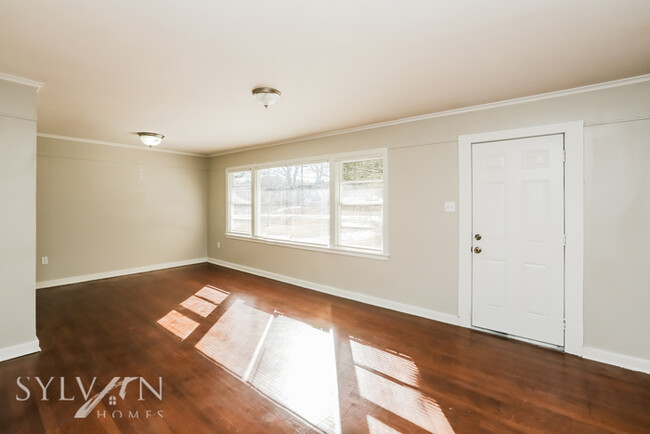 Building Photo - The living is easy in this 3 bedroom, 1 ba...