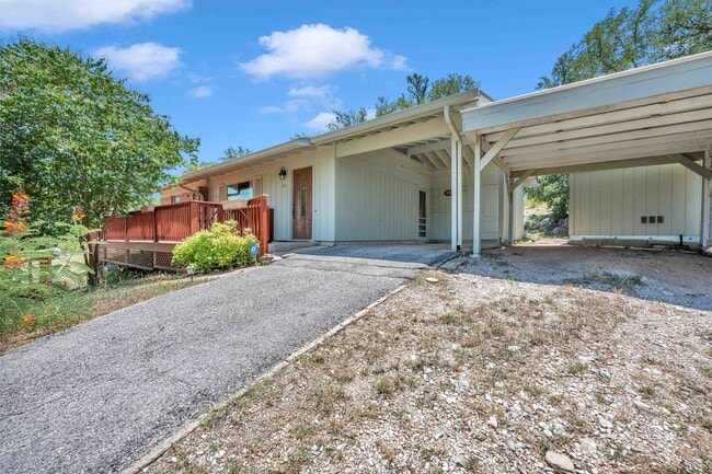 Building Photo - 515 Los Escondidos Rd