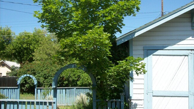 Building Photo - Two Bedroom Home in the Rose Park Neighbor...