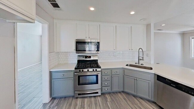 Foto del edificio - 15108 Ficus St