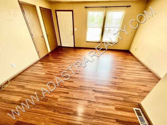 Building Photo - Spacious Gardner Duplex-Available NOW!!