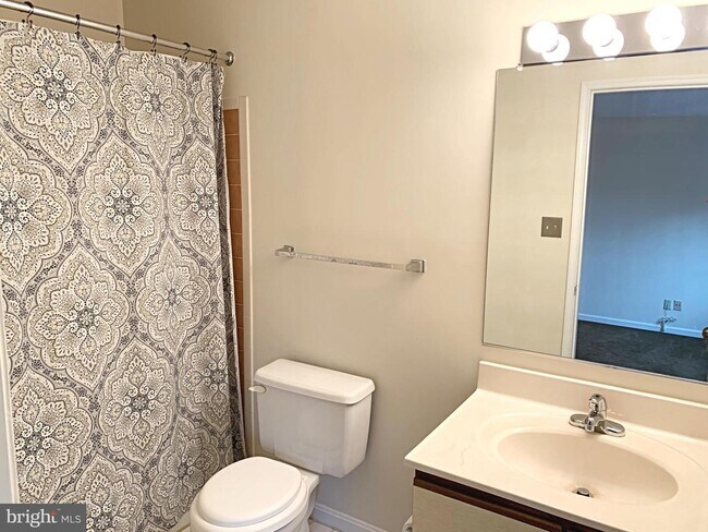 Building Photo - 4946 Columbia Rd