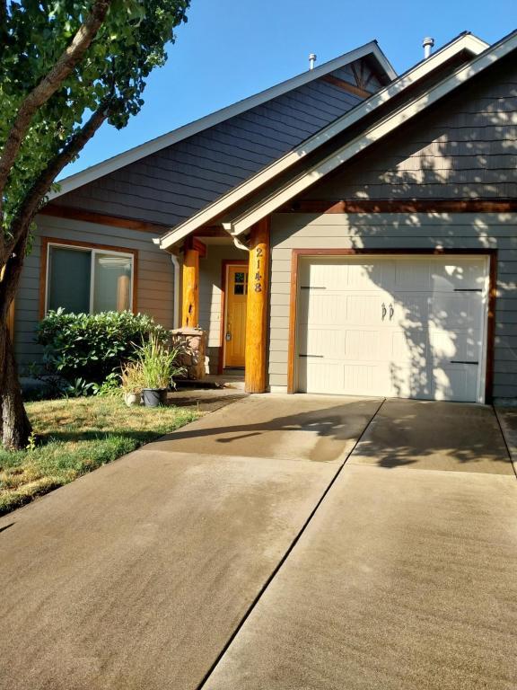 Primary Photo - 2148 NW Tara Ln