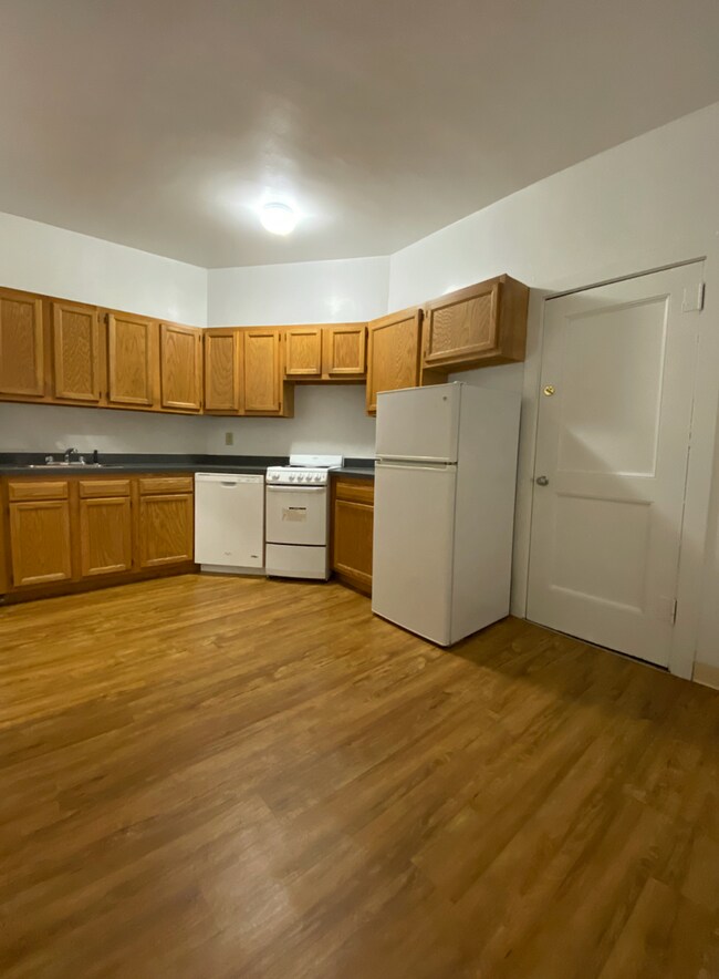 Building Photo - 1595 Beacon St