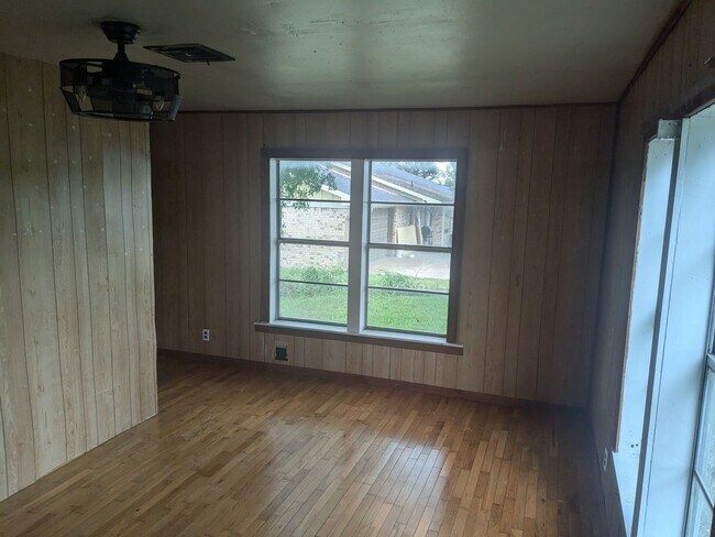 Building Photo - 3 Bed 1 Bath with Large Yard, Workshop, an...