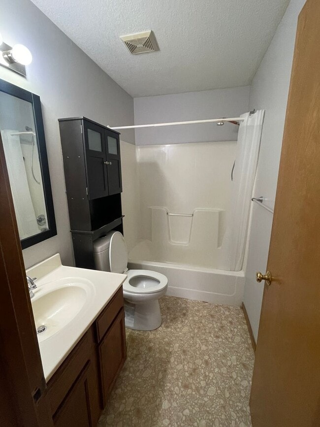 Building Photo - Updated 4 bedroom 2 bath duplex near 37th & Gage