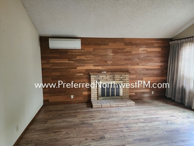 Building Photo - Beautiful 3 Bedroom Home off Garden Way