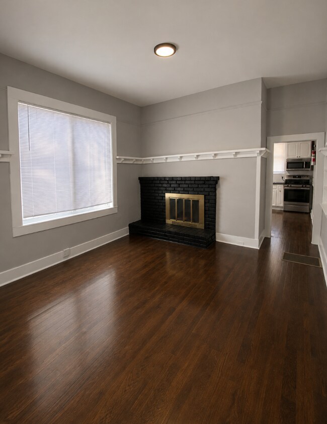 Building Photo - 1/2 Off First Month's Rent, 3Bdrm, 1bath