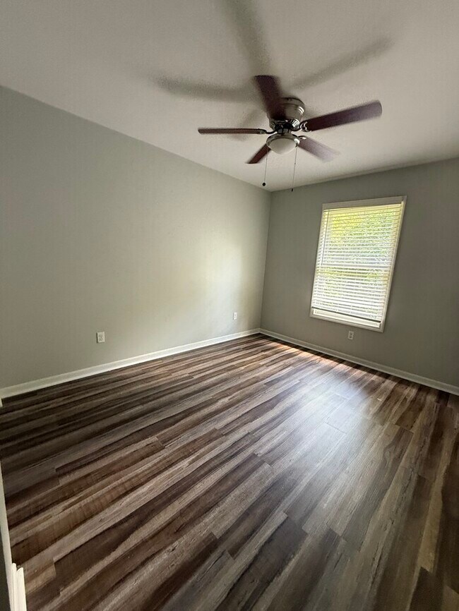 Building Photo - Townhome