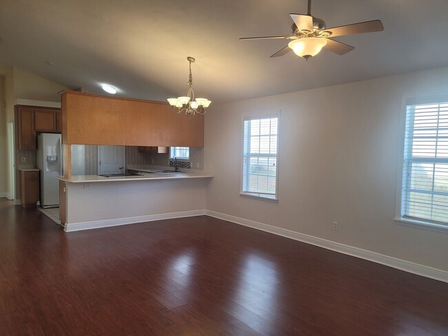 Foto del edificio - MODERN 3/2 w/ Garage, Spa Tub, Wood Floors...