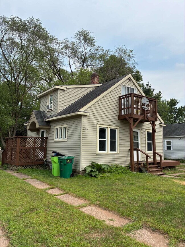 Foto del edificio - 1 Bedroom, 1 Bathroom, Additional Bonus Room and Detached Garage