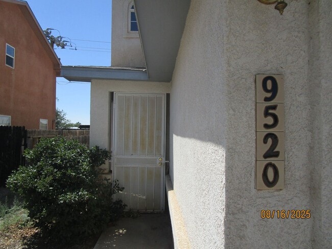 Foto del edificio - NW 3BR 2 1/2B 1605SF