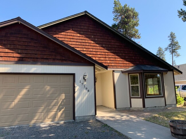 Building Photo - Single-story ranch style home in Sunriver ...