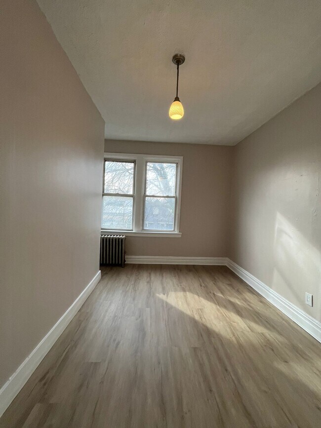 Foto del edificio - 244 Duncan Ave